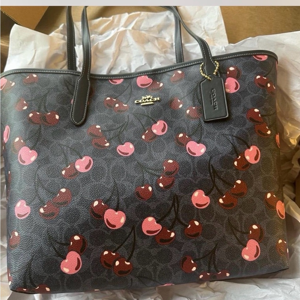 ❤️❤️❤️New without tag/Coach tote bag with cherry print ❤️❤️❤️